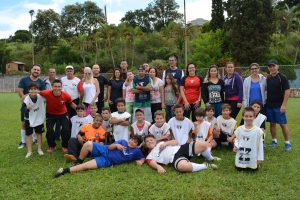 Pais e filhos participam de jogo comemorativo