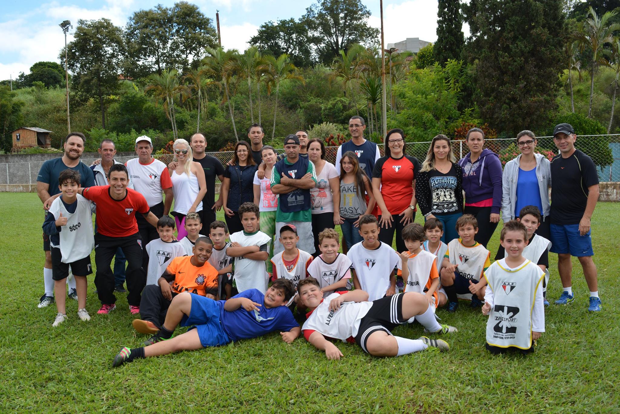 Pais e filhos participam de jogo comemorativo