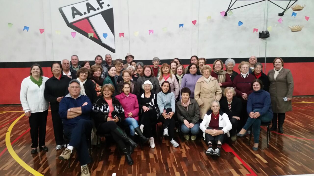 256940 515960 img 20150625 wa0006 Integrantes da Melhor Idade comemoram aniversariantes do mês