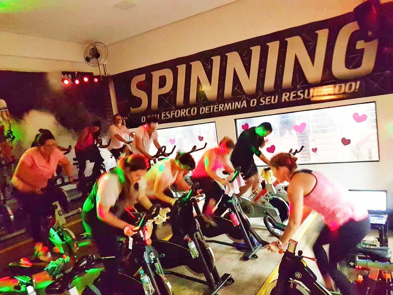 Aula de Spinning especial apoia o Outubro Rosa