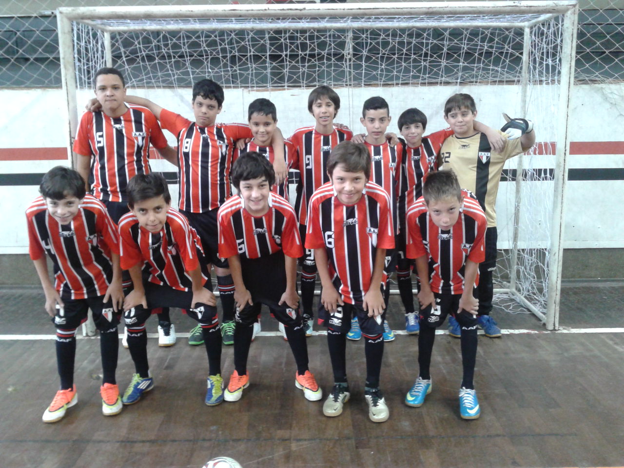 5 2 Alunos do futsal da AAF participam de amistoso