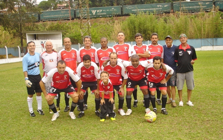 A A F S S LUIZ acima 40a 2011 724x455 724x4551 1 AAF/Serralheria São Luiz lidera Campeonato de Futebol Veterano