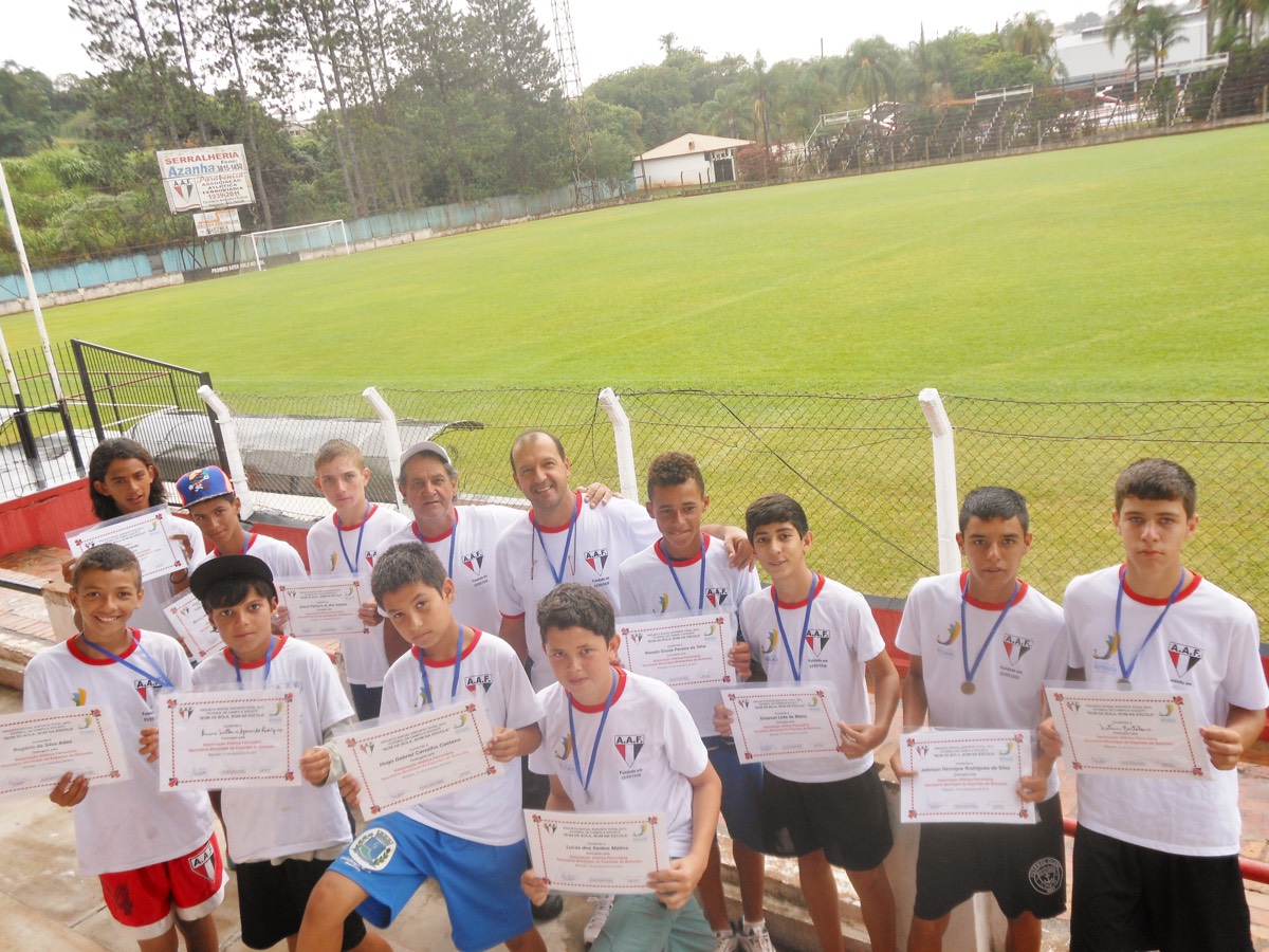 DSCN1625 Alunos do projeto de futebol recebem certificados na AAF