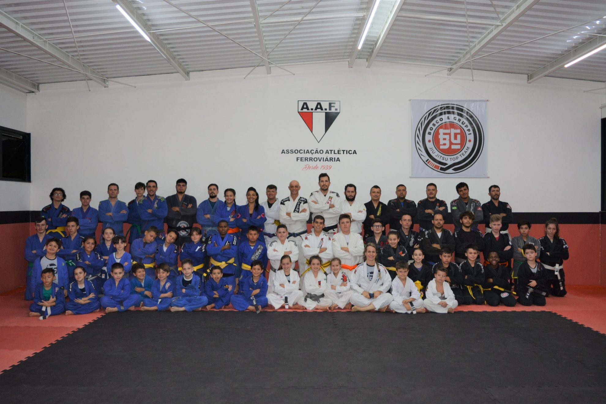 Alunos do jiu-jitsu fazem troca de faixa no clube