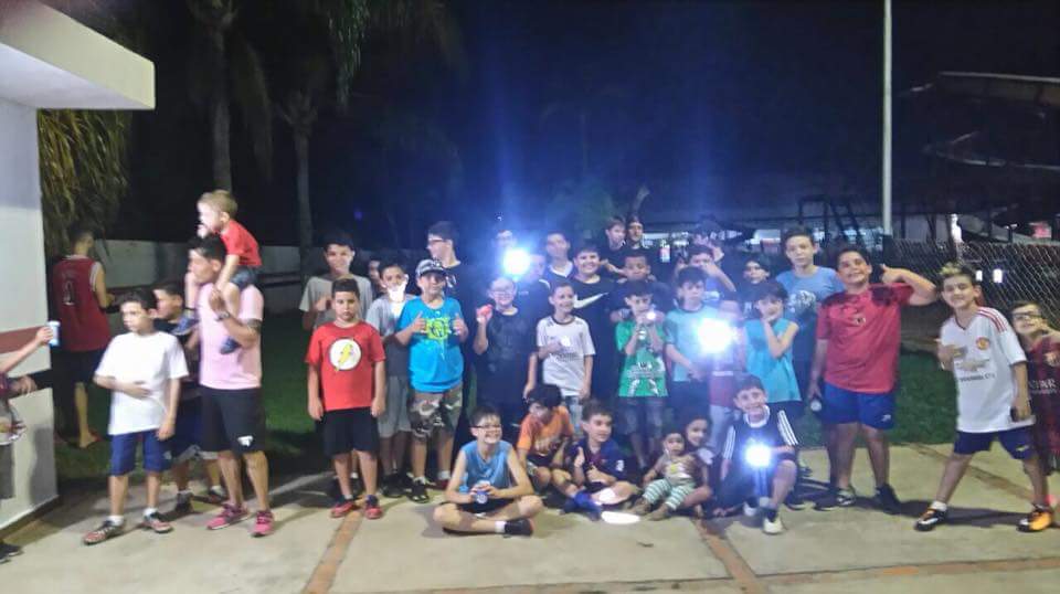 Pais e alunos do futsal se reúnem para comemorar Dia das Crianças