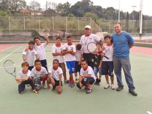 Alunos de projeto social têm aula demonstrativa de tênis