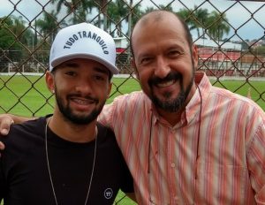 Clayson do Corinthians visita a AAF e combina jogo beneficente para o dia 10