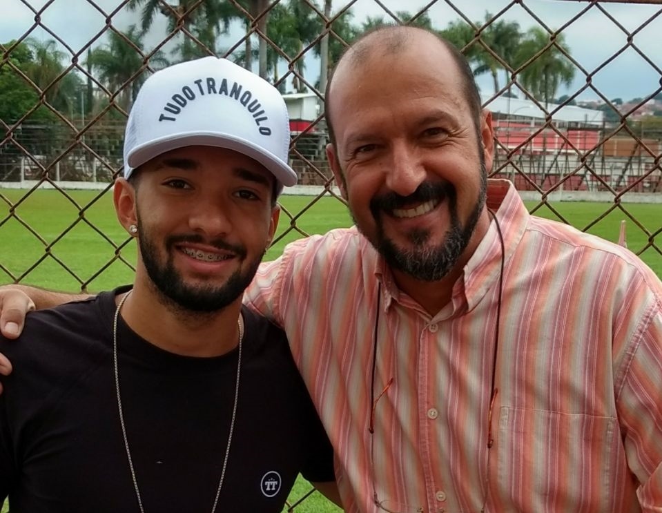 Clayson do Corinthians visita a AAF e combina jogo beneficente para o dia 10