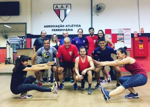 Profissionais da academia em reunião de planejamento