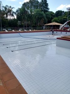 Piscinas externas do clube passam por rigorosa limpeza