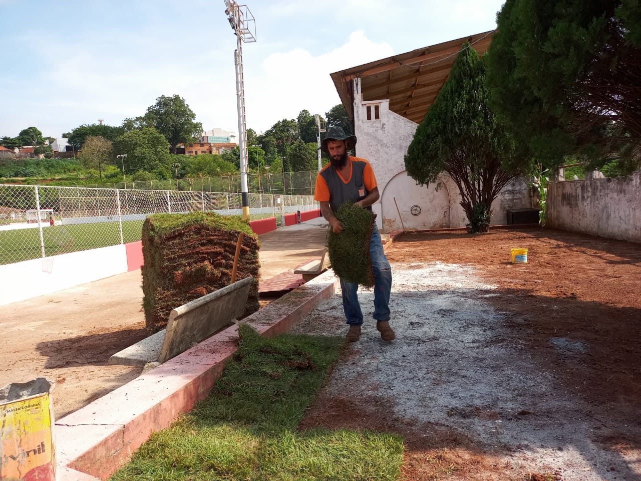 Concluímos a concretagem e iniciamos o plantio de grama