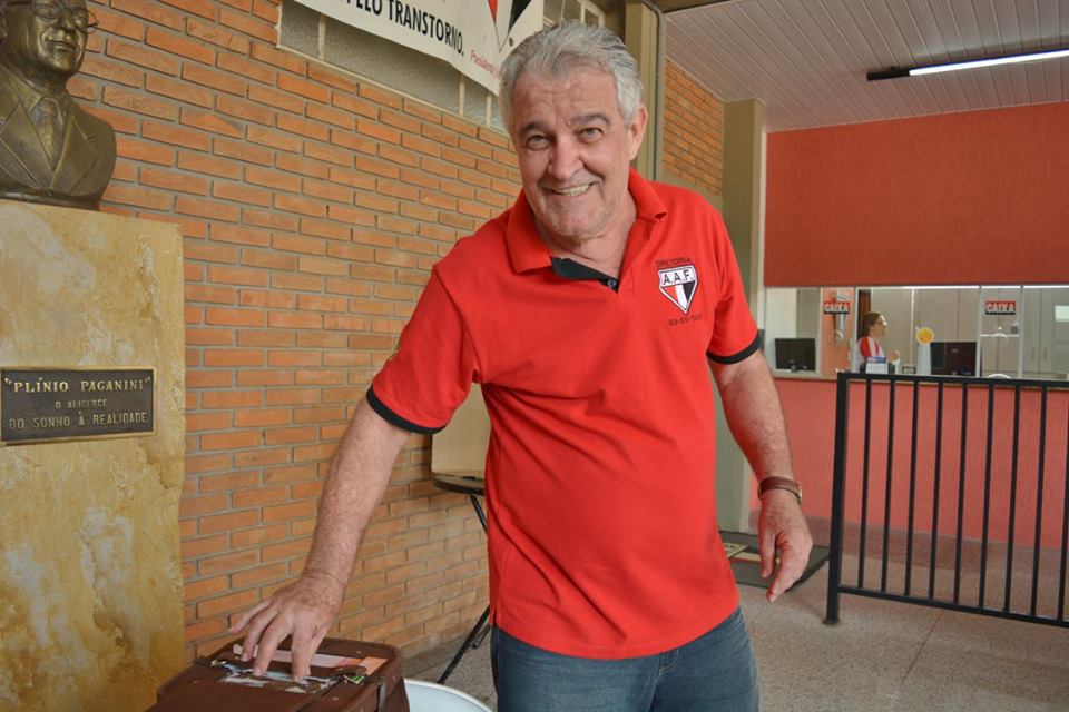 Diretor da Ferroviária é homenageado em Campeonato