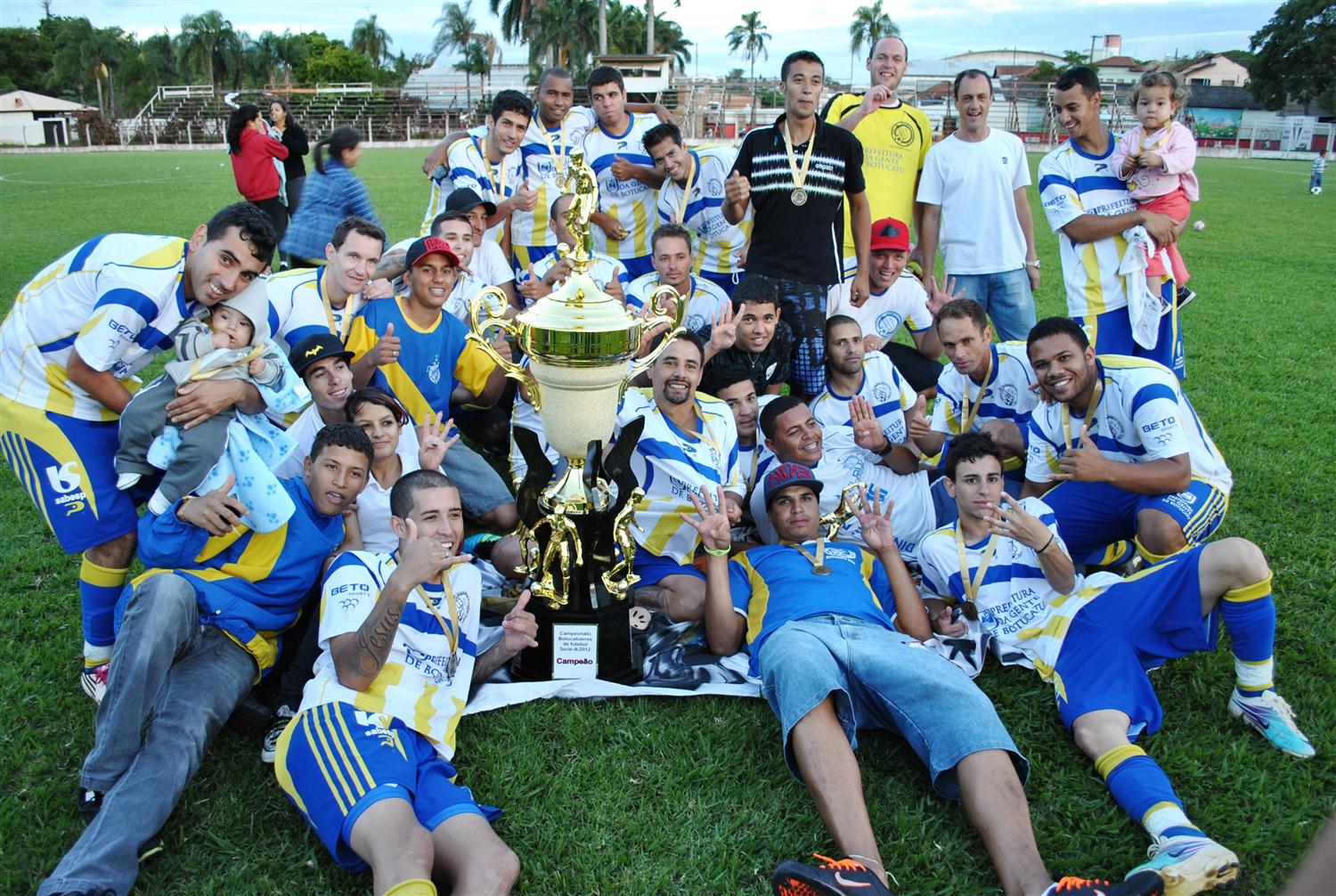 dinamite Dinamite é campeão do Varzeano no campo da AAF