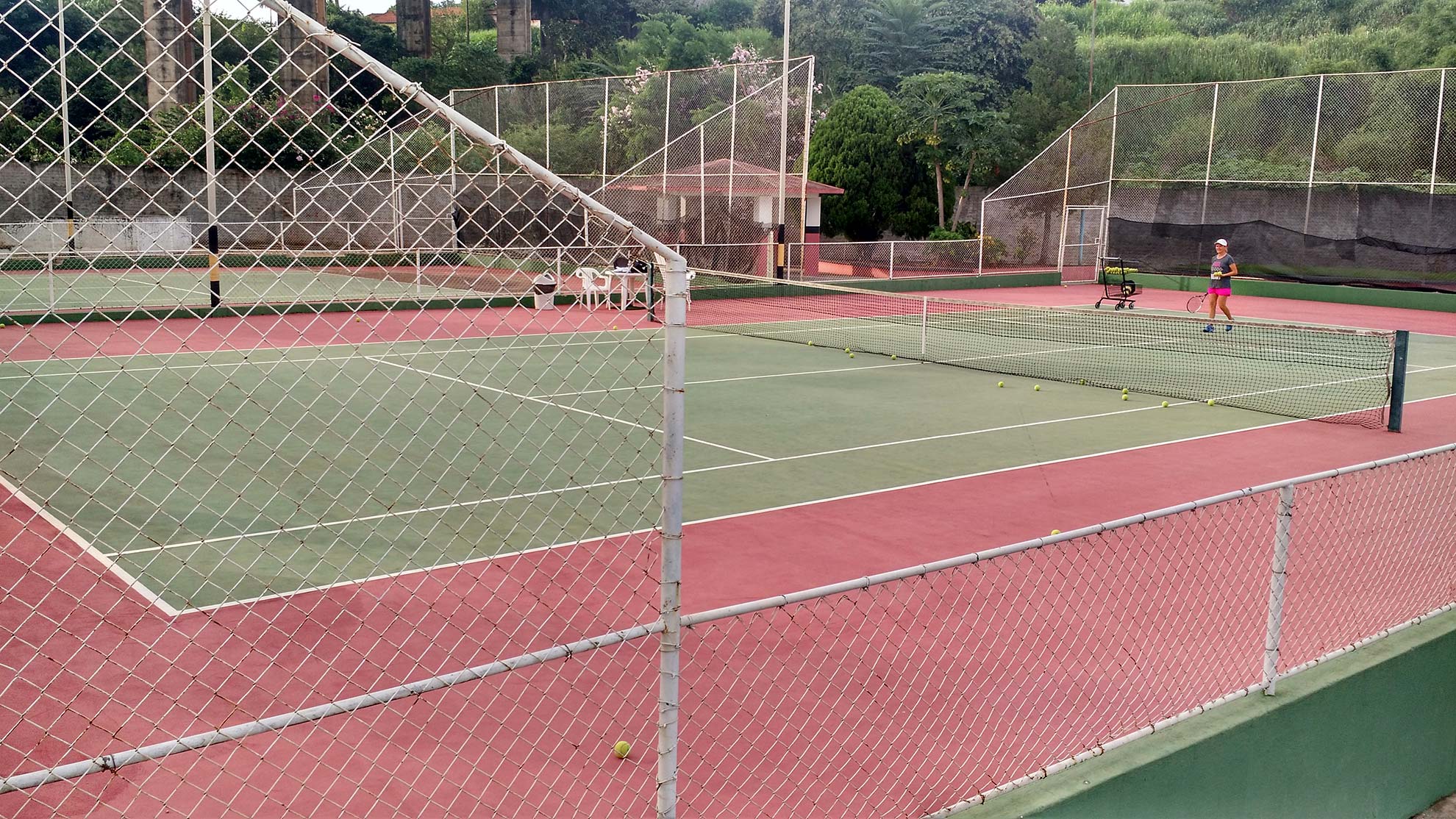 Aulas de tênis gratuitas para crianças sócias da AAF