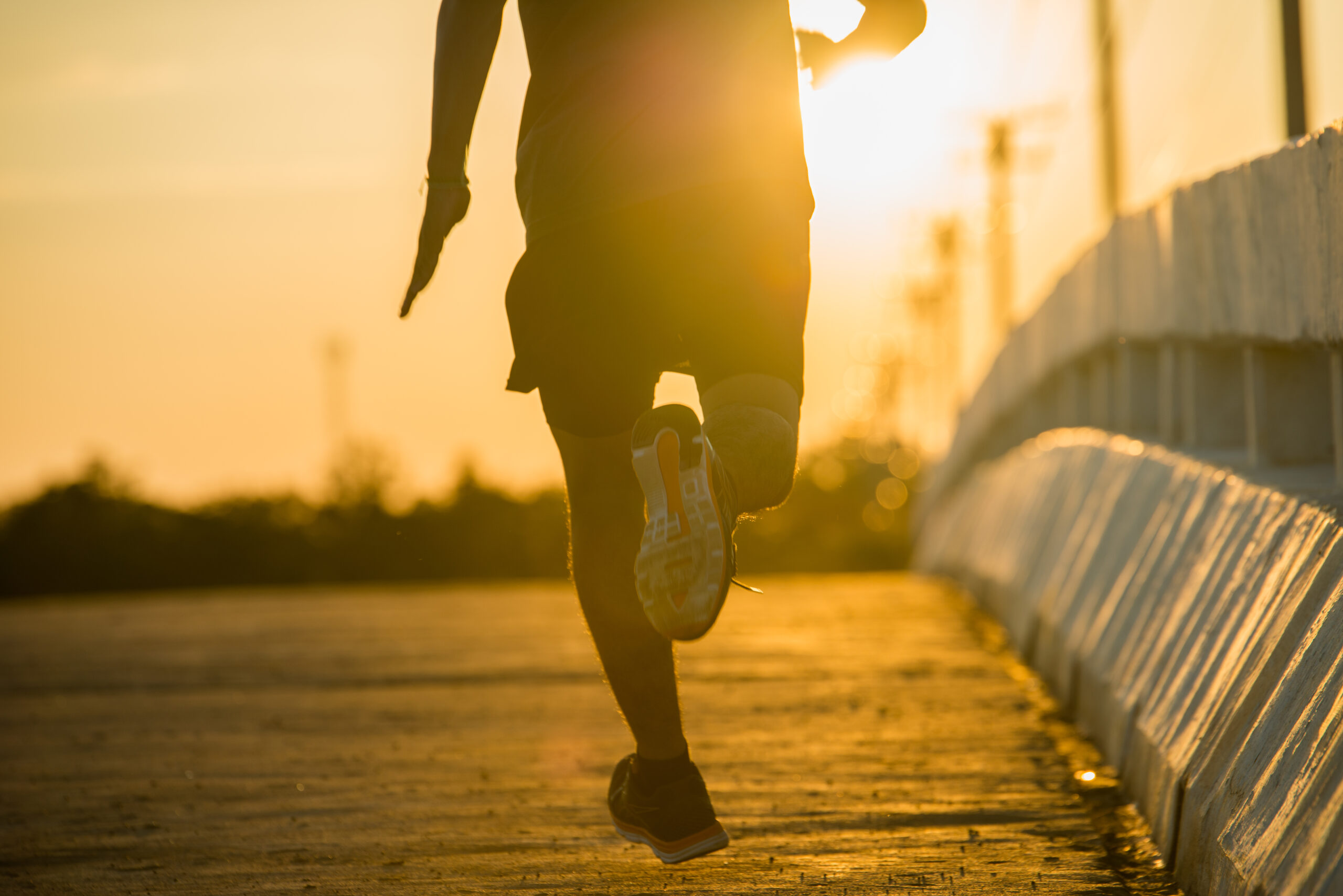 silhueta de um homem jovem aptidao correndo no nascer do sol scaled AAF participa da Corrida 168 anos Luz. Faça sua inscrição na Equipe Tricolor da Baixada