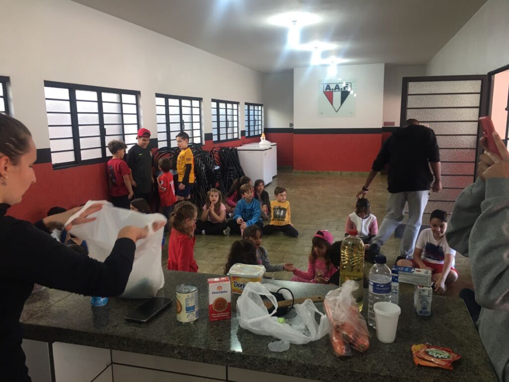 WhatsApp Image 2023 07 14 at 16.07.11 Mega Férias da AAF contou com divertida aula de culinária com Bolo de Cenoura