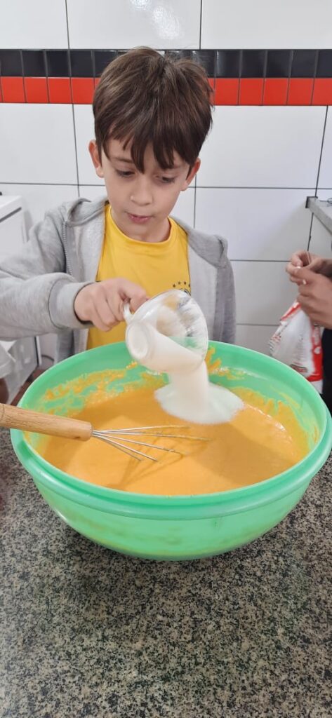 WhatsApp Image 2023 07 14 at 17.59.02 Mega Férias da AAF contou com divertida aula de culinária com Bolo de Cenoura