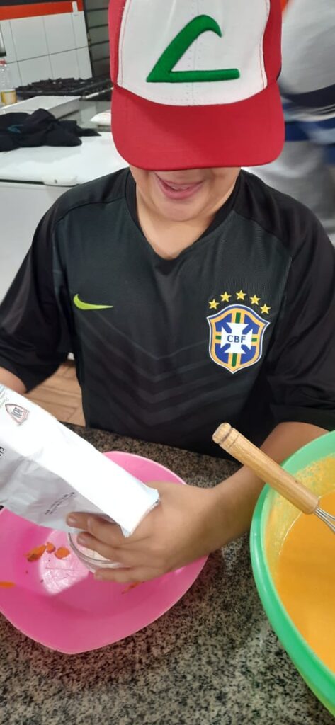 WhatsApp Image 2023 07 14 at 17.59.03 Mega Férias da AAF contou com divertida aula de culinária com Bolo de Cenoura