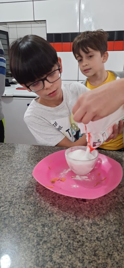 WhatsApp Image 2023 07 14 at 17.59.04 Mega Férias da AAF contou com divertida aula de culinária com Bolo de Cenoura