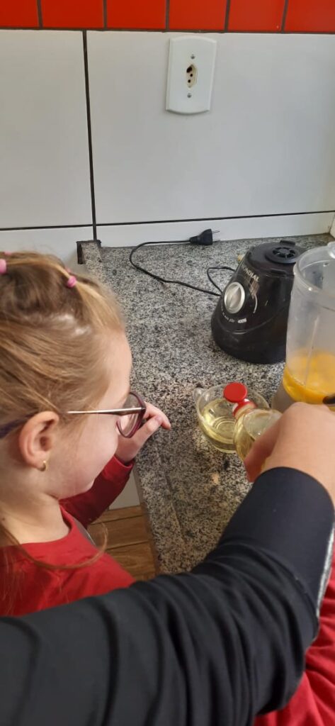 WhatsApp Image 2023 07 14 at 17.59.05 Mega Férias da AAF contou com divertida aula de culinária com Bolo de Cenoura