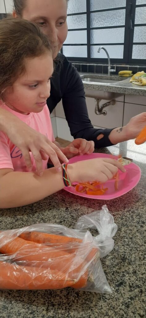 WhatsApp Image 2023 07 14 at 17.59.06 1 Mega Férias da AAF contou com divertida aula de culinária com Bolo de Cenoura