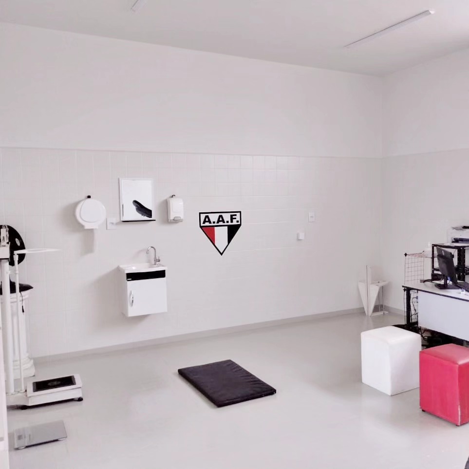 2 3 Sala de avaliação física melhor equipada e amplo espaço