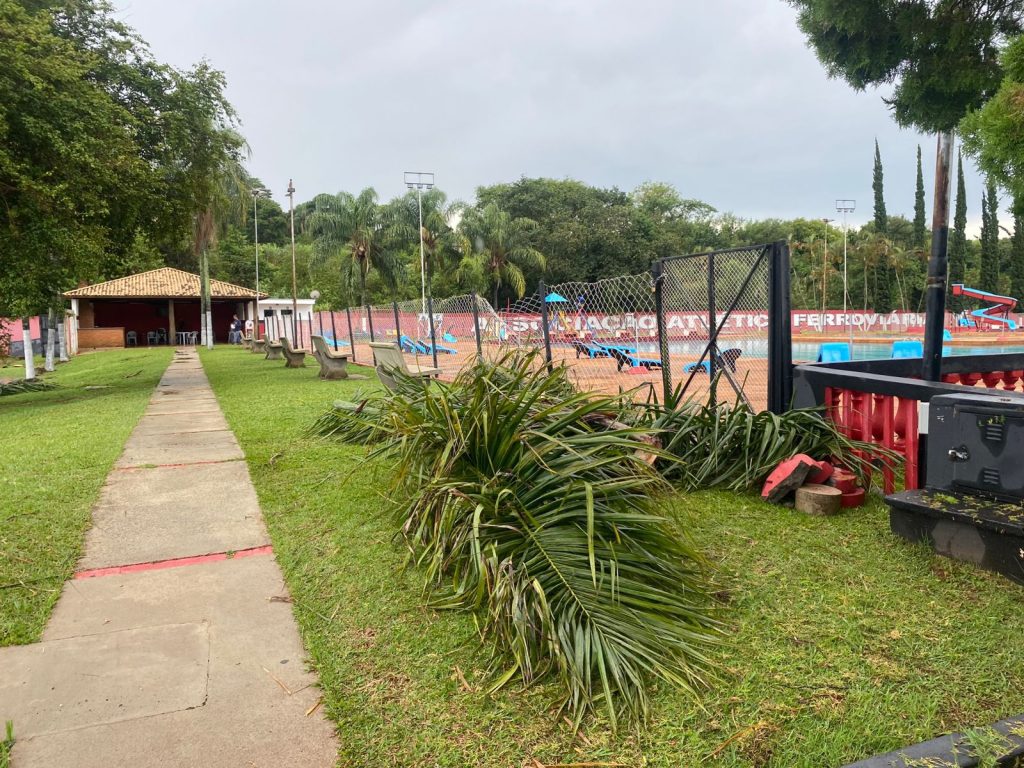 WhatsApp Image 2025 01 24 at 12.35.14 FORTES VENTOS E CHUVA DE GRANIZO DEIXAM DANOS ESTRUTURAIS NO CLUBE