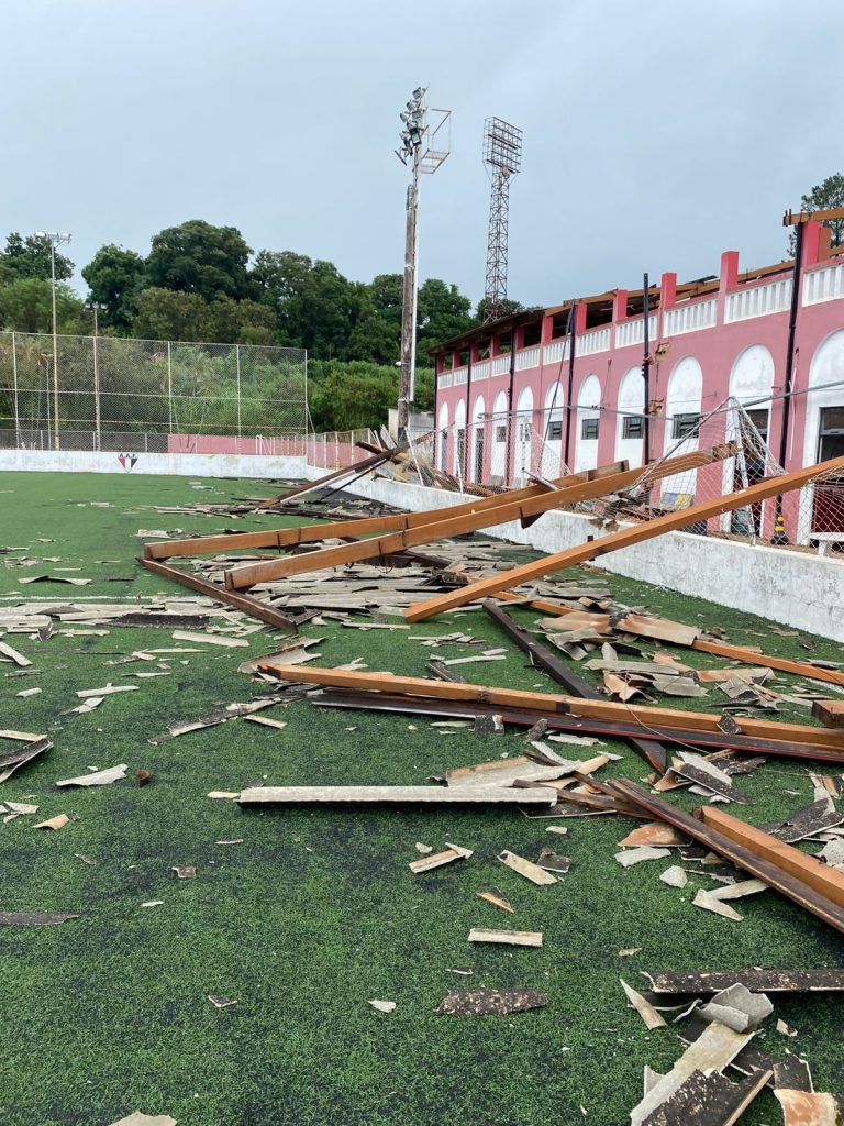 WhatsApp Image 2025 01 24 at 12.35.14 4 FORTES VENTOS E CHUVA DE GRANIZO DEIXAM DANOS ESTRUTURAIS NO CLUBE