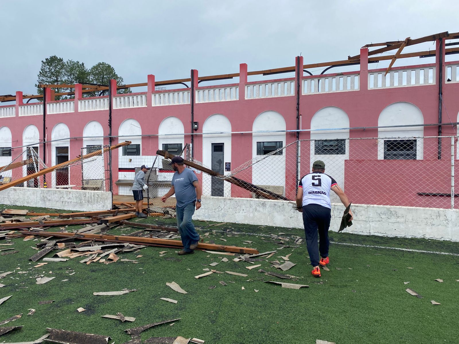 WhatsApp Image 2025 01 24 at 12.35.15 FORTES VENTOS E CHUVA DE GRANIZO DEIXAM DANOS ESTRUTURAIS NO CLUBE