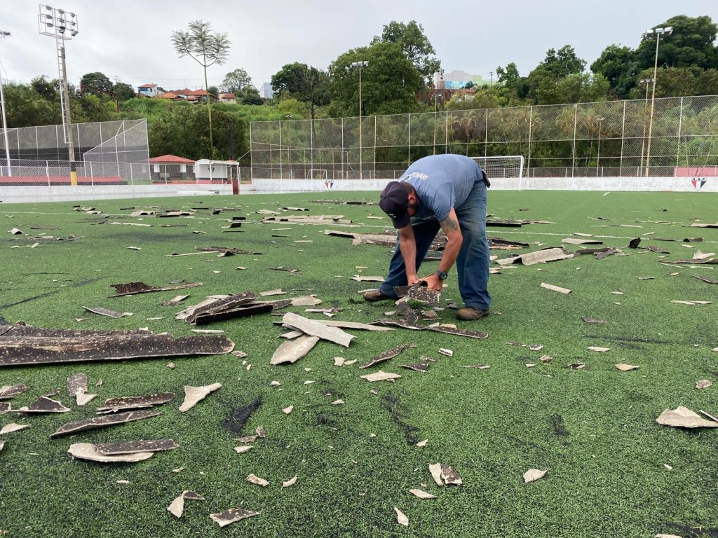 WhatsApp Image 2025 01 24 at 12.35.16 FORTES VENTOS E CHUVA DE GRANIZO DEIXAM DANOS ESTRUTURAIS NO CLUBE