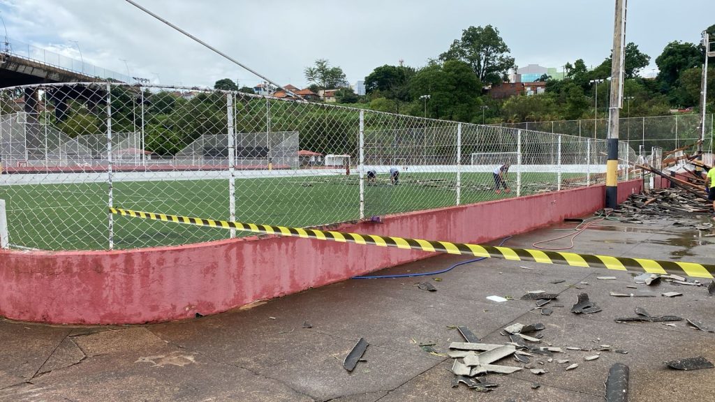 WhatsApp Image 2025 01 24 at 12.35.17 FORTES VENTOS E CHUVA DE GRANIZO DEIXAM DANOS ESTRUTURAIS NO CLUBE