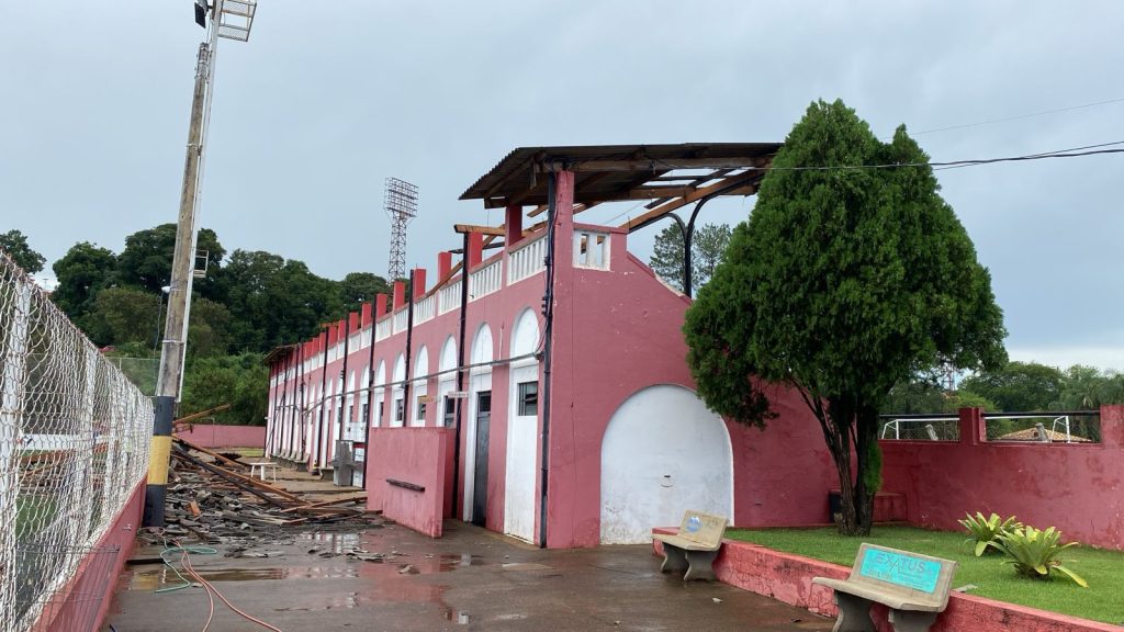 WhatsApp Image 2025 01 24 at 12.35.17 2 FORTES VENTOS E CHUVA DE GRANIZO DEIXAM DANOS ESTRUTURAIS NO CLUBE
