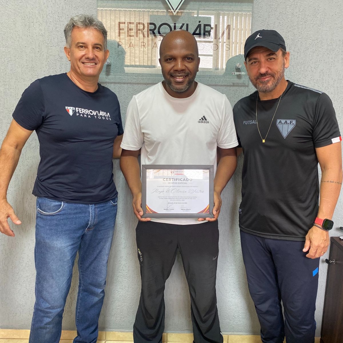 1738848442910 THIAGO DE OLIVEIRA, EX-JOGADOR DO SÃO PAULO, É HOMENAGEADO EM NOSSA AAF