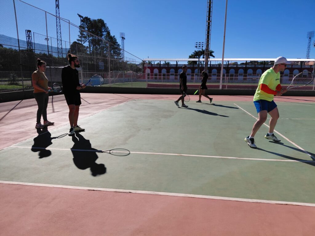 tennis2 1 Tênnis de campo na AAF reúne praticantes aos sábados em ambiente de aprendizado e integração